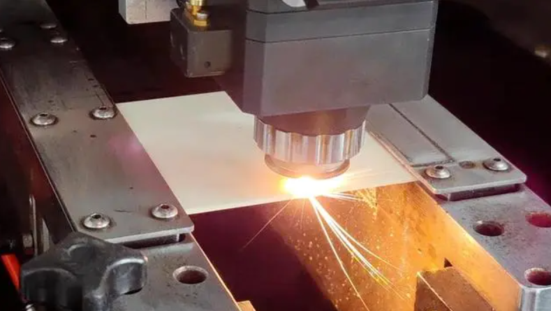 Comparing Ceramic Substrate Cutting Technologies: Laser Cutting vs. Waterjet Cutting